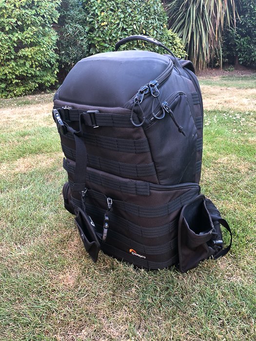 Una mochila grande para fotografía de viaje sobre el césped.