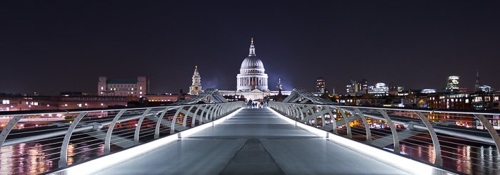 Vista del paisaje urbano de la Catedral de San Pablo desde el Puente del Milenio por la noche.