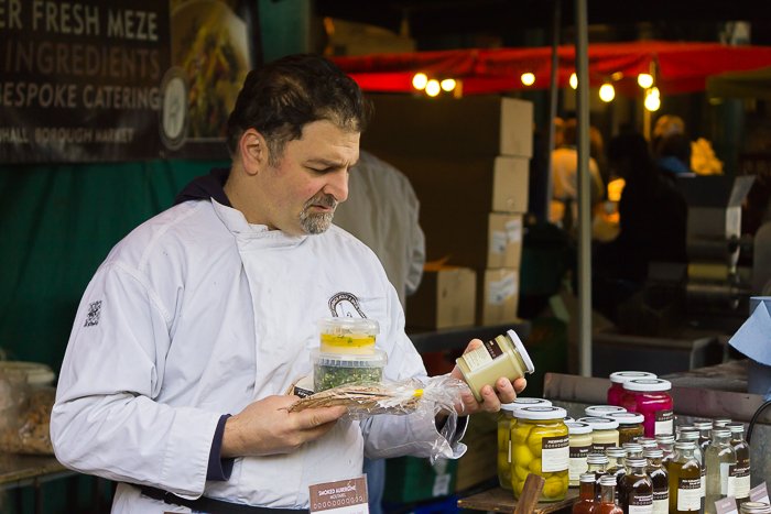 Fotografía de retrato de un comerciante del mercado en un puesto en Borough Market.  Vietnam