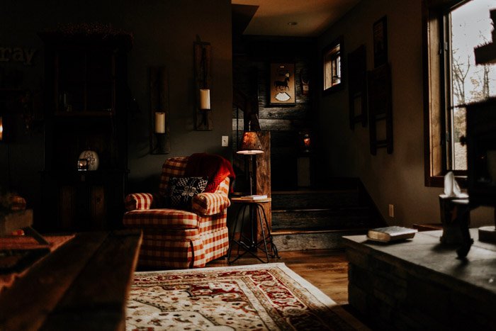 Una fotografía interior de una acogedora sala de estar