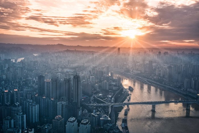 Fotografía infrarroja de un paisaje urbano en expansión al atardecer