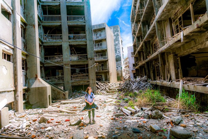 foto documental atmosférica de una niña caminando por edificios destruidos