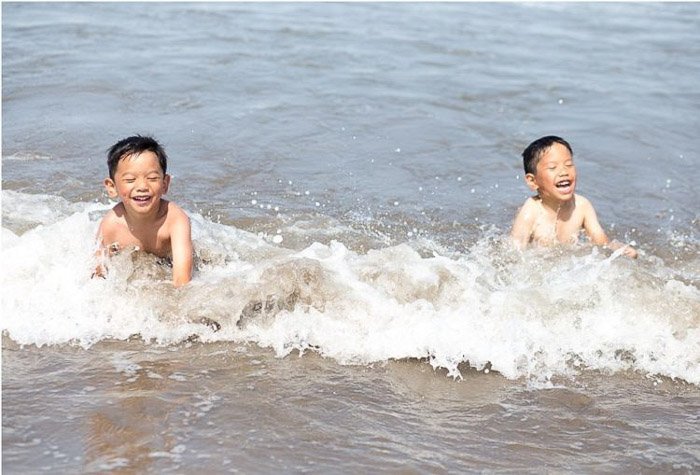 retrato díptico de un niño que demuestra buenas maneras de fotografiar a niños rebeldes