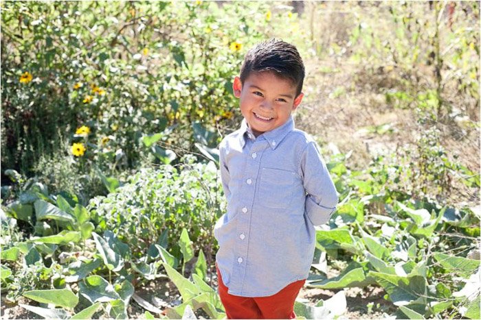 lindo retrato de un niño pequeño al aire libre