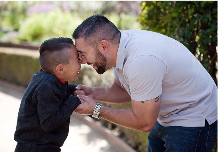 lindo retrato de un padre y un niño al aire libre