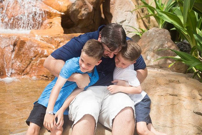 retrato de estilo de vida de una familia con niños pequeños que demuestra buenas maneras de fotografiar a niños rebeldes