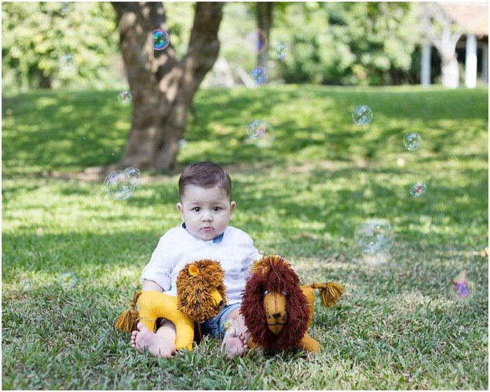 lindo retrato de un niño pequeño al aire libre
