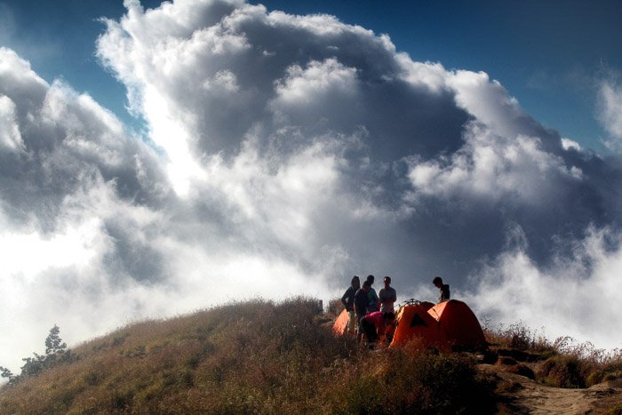 Fotógrafos escalando un volcán en un día nublado: fotografía de volcanes y lava