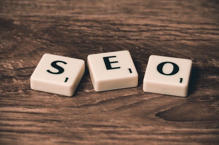 piezas de scrabble deletreando SEO en una mesa de madera