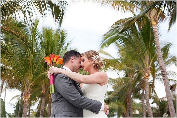 Una fotografía de boda de destino romántico de la pareja abrazándose al aire libre