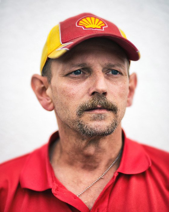 Un retrato documental de un hombre con uniforme de caparazón.