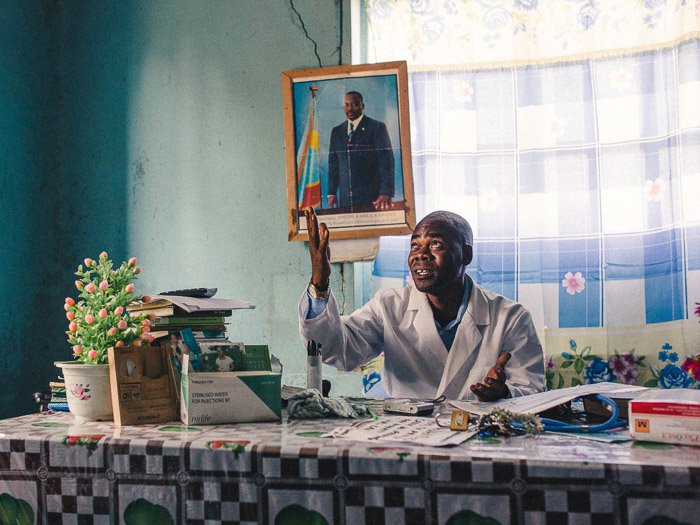 Una toma de fotoperiodismo de una tarea en África.