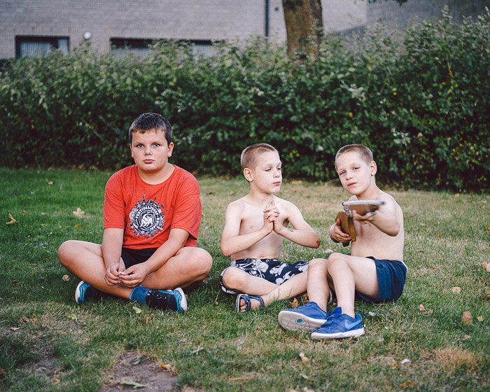 Un retrato de tres niños.  De 'Jardín de verano gris'.  Fotoperiodismo vs fotografía documental