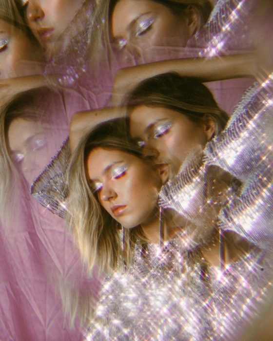 retrato de larga exposición de una modelo femenina brillante