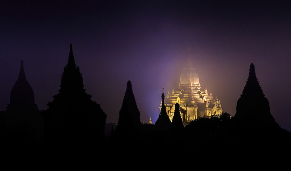 Noche de niebla en el Reino Antiguo - Pagoda de Ananda