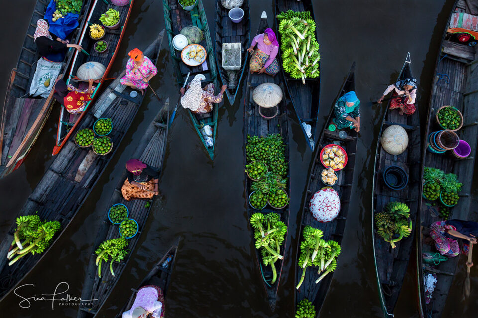 Lok Baintan Floating Market - Borneo, Indonesia - (1er Premio en los Siena International Photo Awards 2018, Nominado a National Geographic Travel Photographer of the Year).