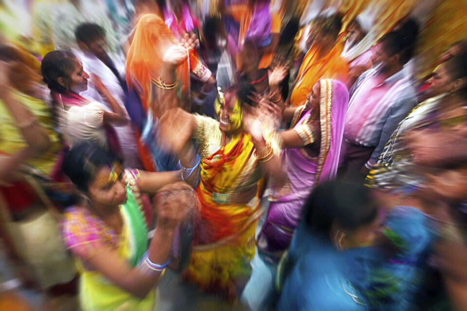 3.-Nandgaon_-Swarup-Chatterjee_Holi-India-Bailarines