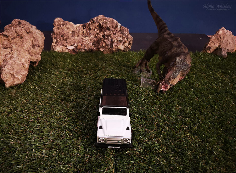 Modelo T-rex con coche.