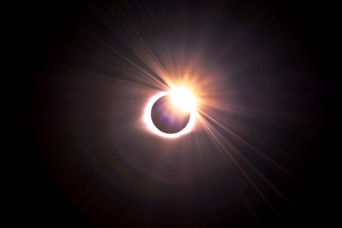 una imagen de un eclipse solar usando un filtro de astrofotografía solar
