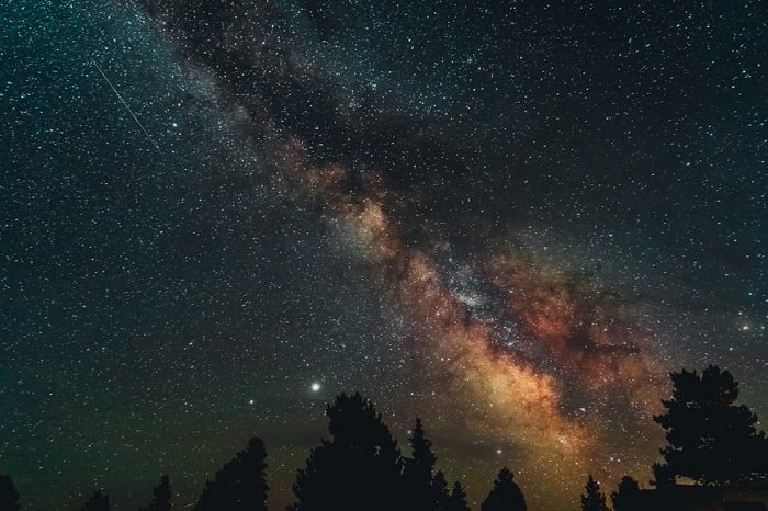 una imagen de una galaxia en la noche usando un filtro de astrofotografía de banda estrecha