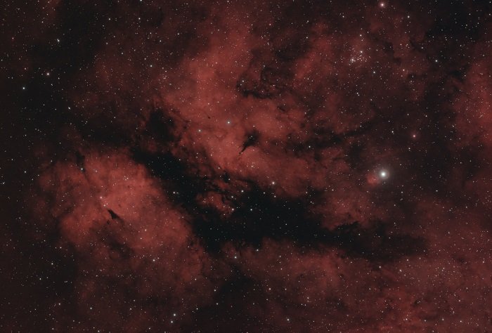 una imagen de una galaxia en la noche usando un filtro de astrofotografía lineal