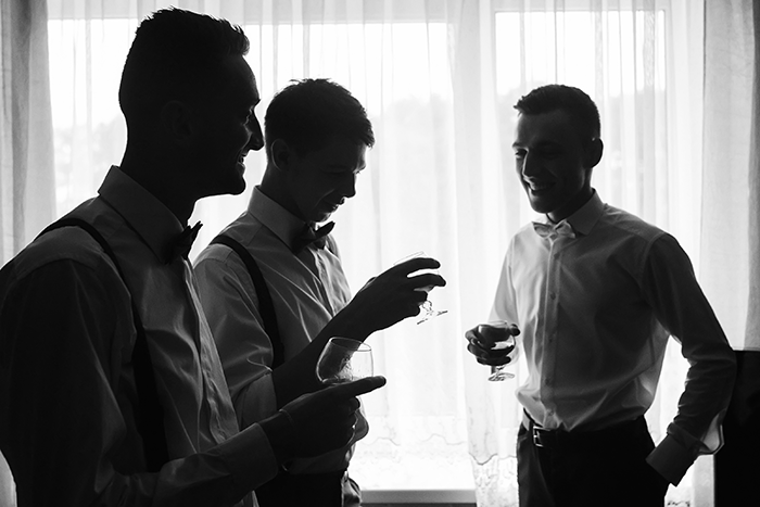 Inspiración fotográfica de los padrinos de boda: tres padrinos de boda a la luz de la ventana