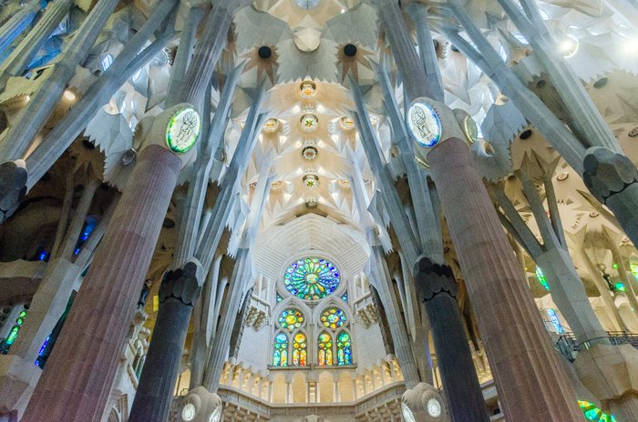 El impresionante interior de la Sagrada Familia de Barcelona