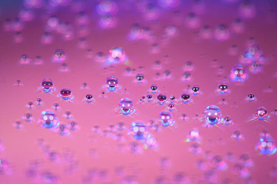 Burbujas sobre un fondo rosa con una textura fresca