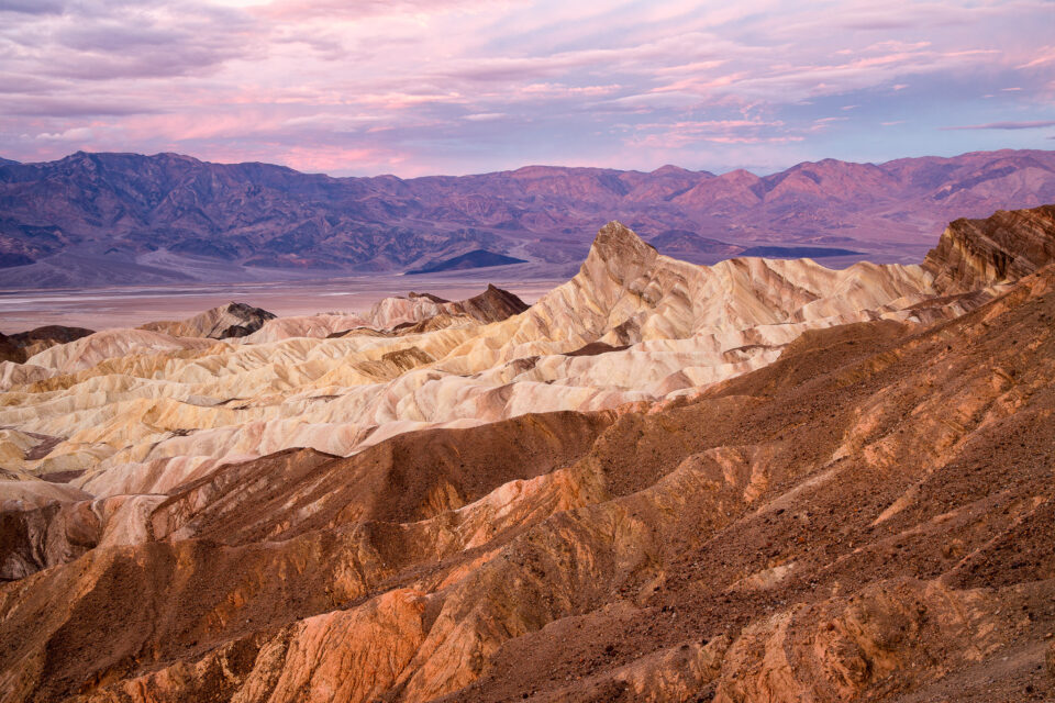 Para tomar las fotos más nítidas posibles, debe usar la configuración de cámara, el equipo de cámara y la técnica correctos. Esta foto de paisaje altamente detallada es un ejemplo.