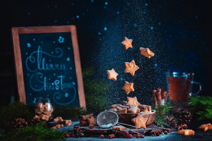 Geniales fotografías navideñas de bodegones de galletas levitando sobre un bodegón creado