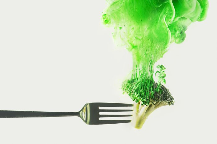 Un tenedor de brócoli con una nube verde tomada con pintura colorida en la técnica del agua