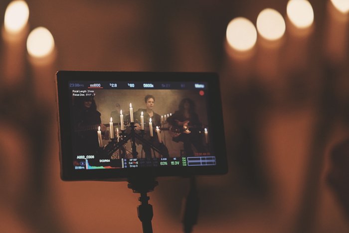 Fotografía atmosférica de conciertos vista a través de la pantalla de un dispositivo