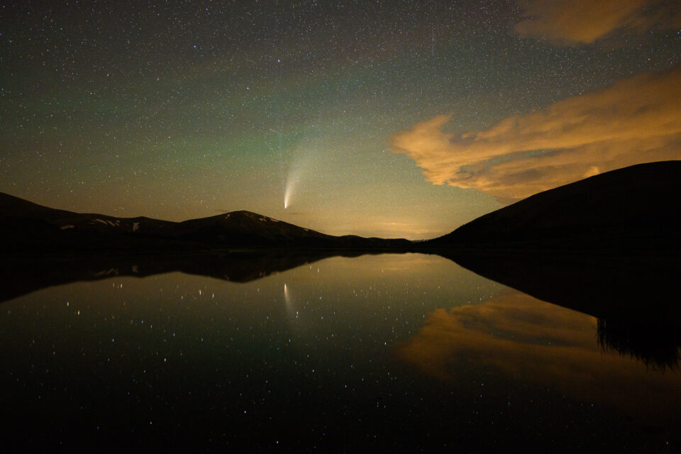Cometa NEOWISE reflejado en un lago
