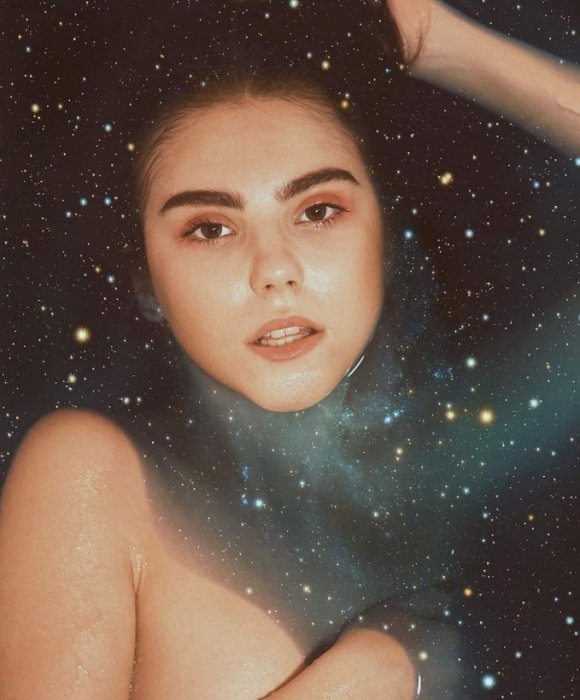 Una imagen compuesta de una mujer bañándose en el espacio