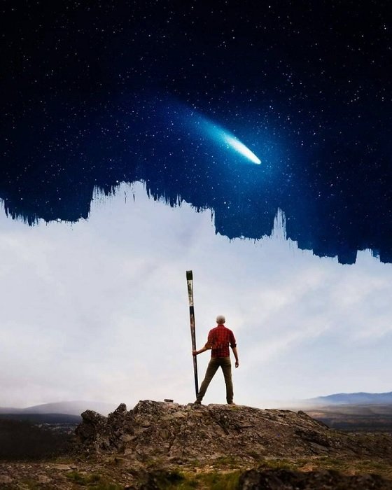 Una imagen compuesta de un hombre que sostiene un pincel gigante con nubes y un cielo nocturno despejado