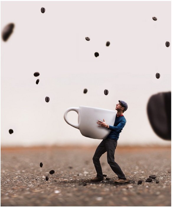escena en miniatura de un hombre atrapando granos de café con una taza como una idea creativa de Photoshop