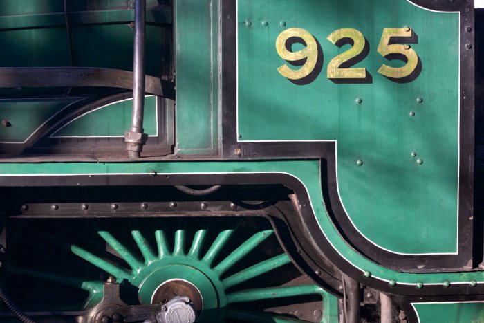 Primer plano de un tren verde - fotografía de locomotora
