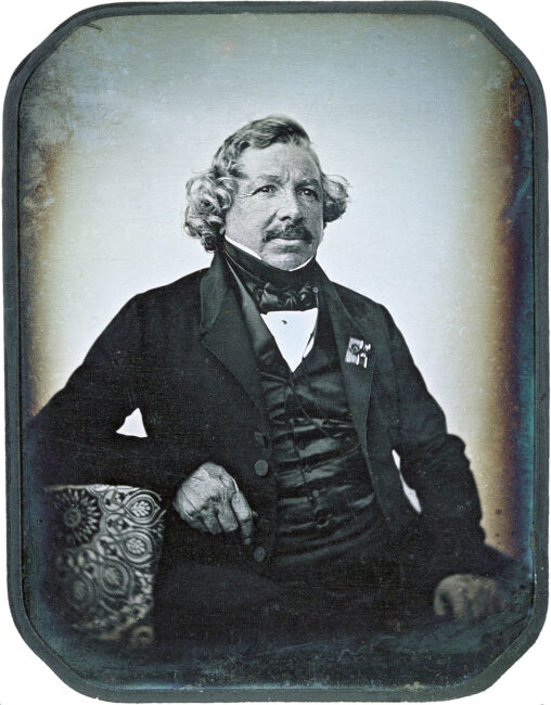 El daguerrotipo fue uno de los primeros métodos de fotografía.  Este retrato es un daguerrotipo de Louis Daguerre.