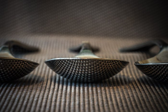 Primer plano de cucharas sobre un fondo texturizado.