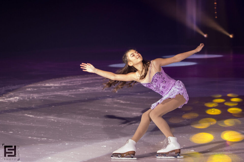 Pose dramática de patinaje sobre hielo