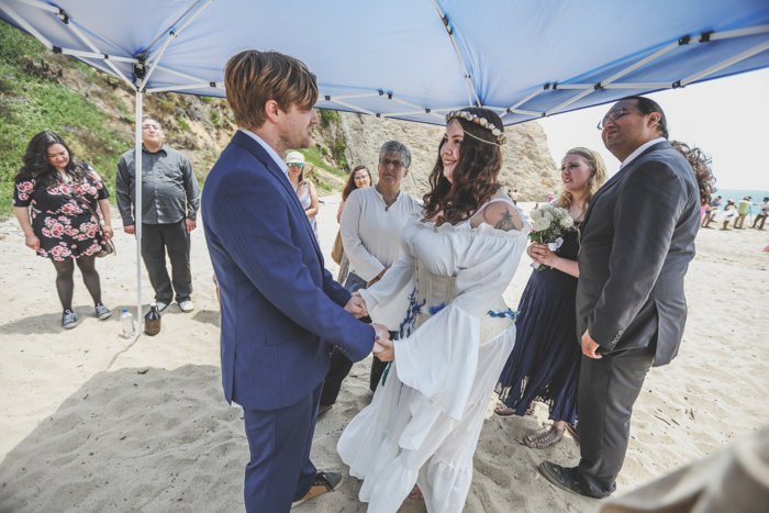 Fotografía de un evento dulce de una pareja de novios haciendo sus votos