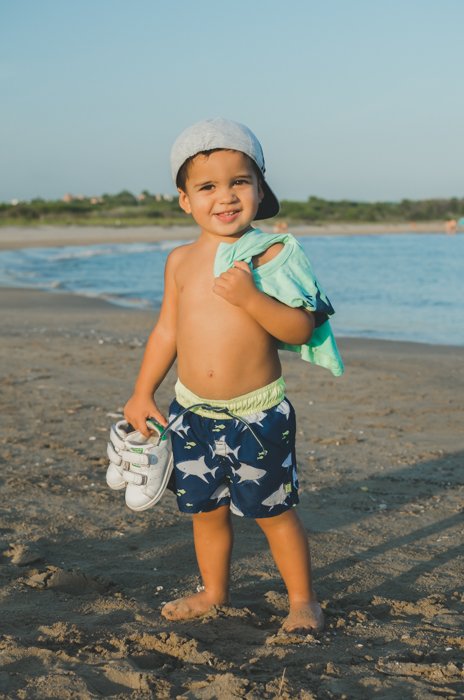 Un dulce retrato de un niño pequeño en la playa