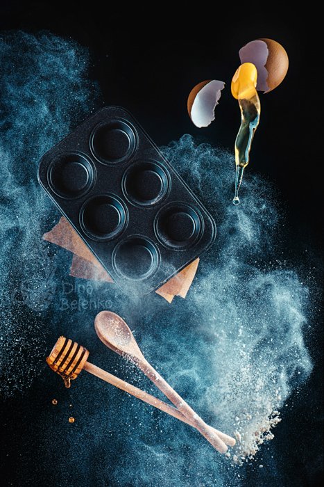 Un bodegón mágico con utensilios de cocina y nubes de harina