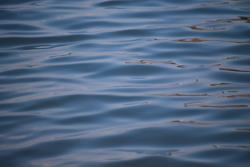 Textura suave y vidriosa en agua.