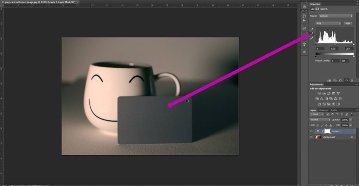 Una captura de pantalla que muestra cómo hacer la corrección de color en Photoshop con una tarjeta gris
