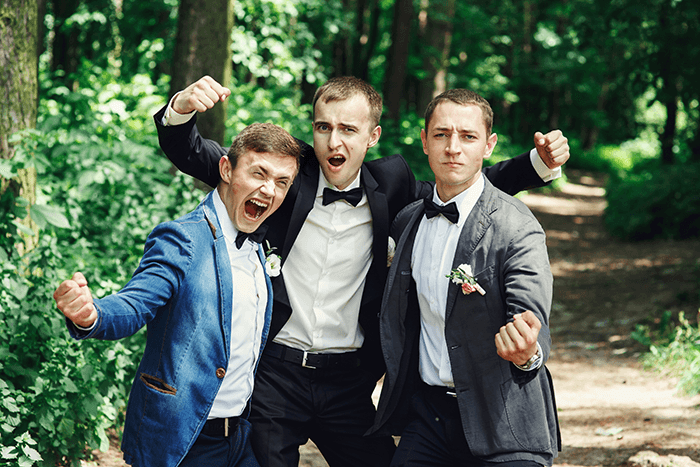 idea de la foto de los padrinos de boda: Postura de héroe divertida de tres padrinos de boda