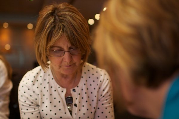 Una mujer mirando hacia abajo - Fotografía de eventos corporativos