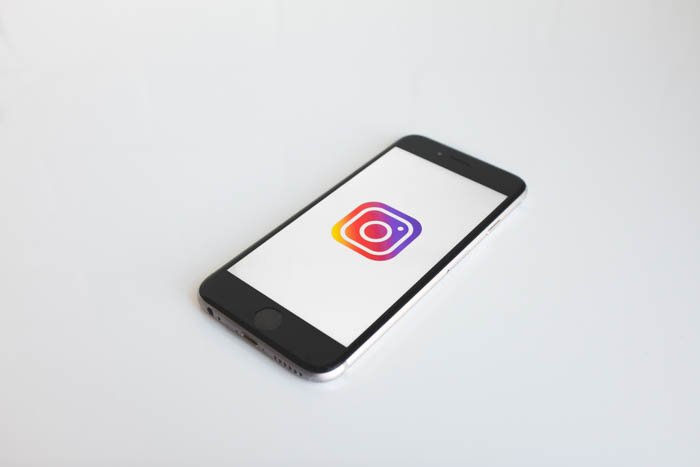 un teléfono inteligente con icono de instagram en la pantalla