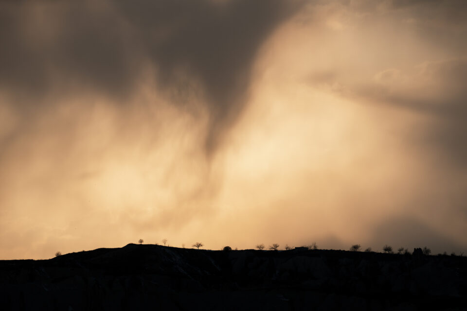 Interesante foto de paisaje de luz y nubes al atardecer.