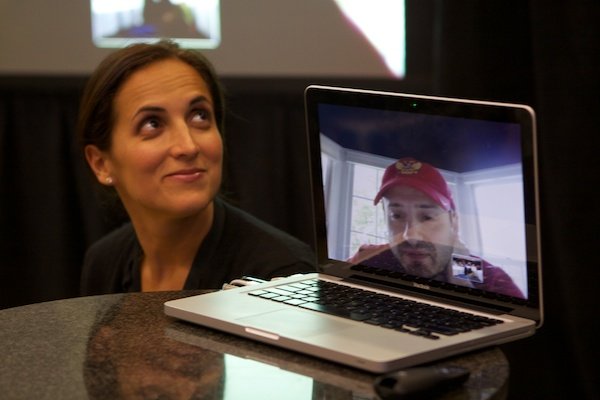 Una imagen de una mujer y un hombre en la computadora portátil